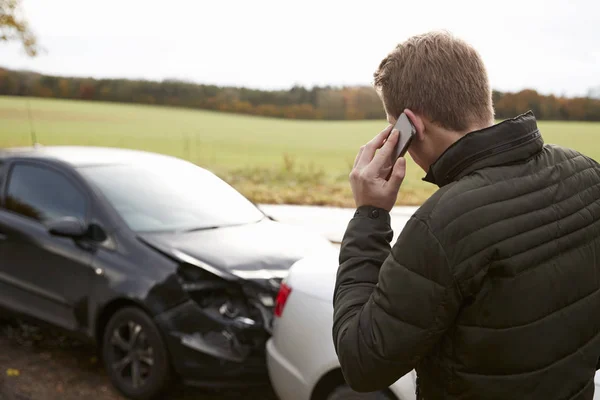Muž volání na zprávu dopravní nehoda — Stock fotografie