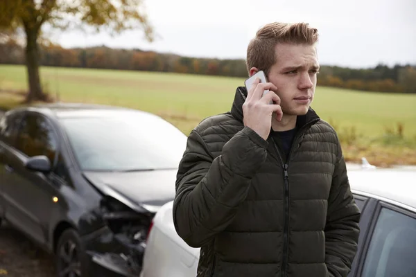 Hombre llamando para informar de un accidente de coche —  Fotos de Stock