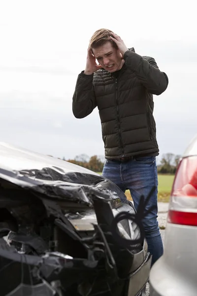 Разочарованный человек с поврежденным автомобилем — стоковое фото