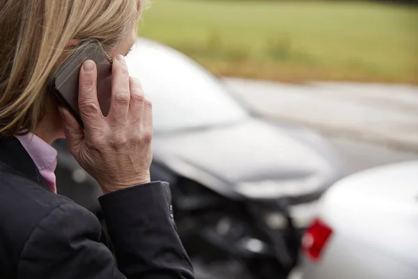 Mulher chamando para relatar acidente de carro — Fotografia de Stock