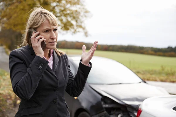 Mujer llamando para informar de un accidente de coche — Foto de Stock