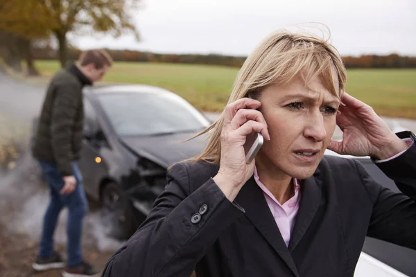 Mulher chamando para relatar acidente de carro — Fotografia de Stock