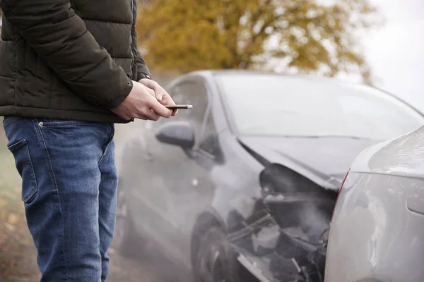 車の事故を報告するを呼び出して男 — ストック写真