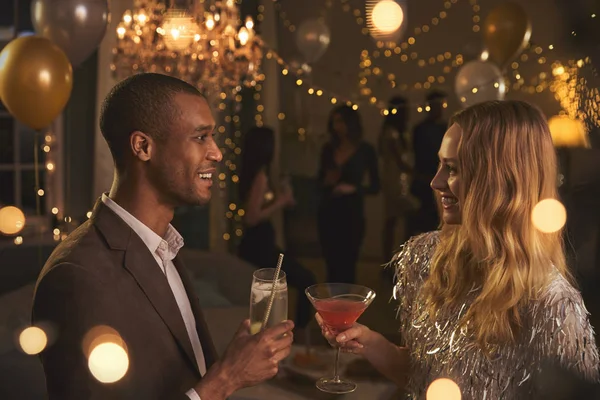 Романтична пара насолоджуючись коктейлі — стокове фото