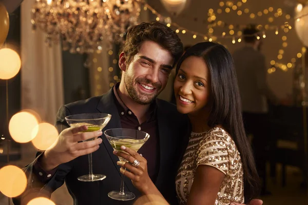Couple romantique jouissant de cocktails — Photo