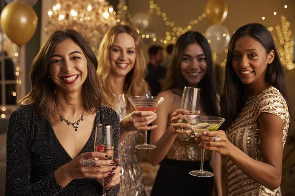 Amis féminins faisant du pain grillé — Photo