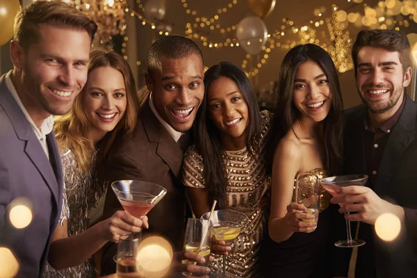 Retrato de amigos con bebidas — Foto de Stock