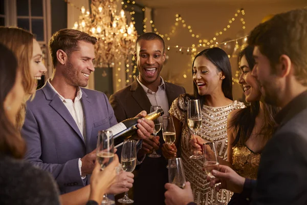 Friends Opening Champagne — Stock Photo, Image