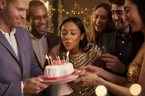 Mujer soplando velas —  Fotos de Stock