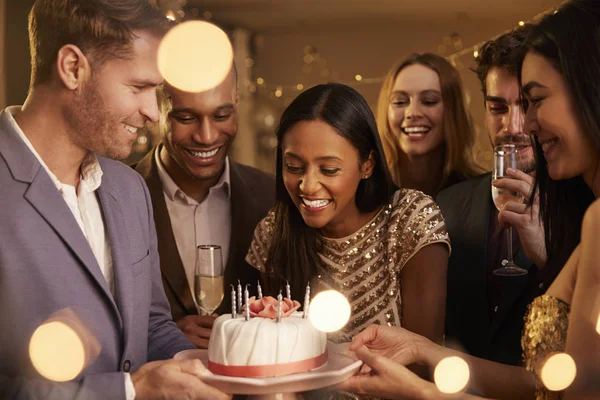 Grupo de amigos celebrando cumpleaños — Foto de Stock