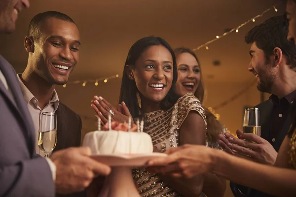 Freundeskreis feiert Geburtstag — Stockfoto