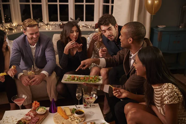 Grupo de amigos disfrutando de las bebidas — Foto de Stock