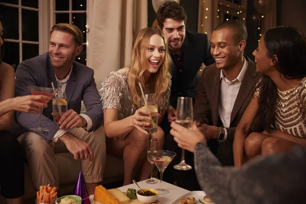 Group Of Friends Enjoying Drinks — Stock Photo, Image