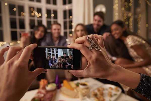 Vänner som poserar för fotot — Stockfoto