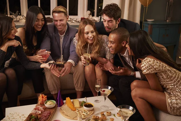 Groep vrienden op feestje — Stockfoto