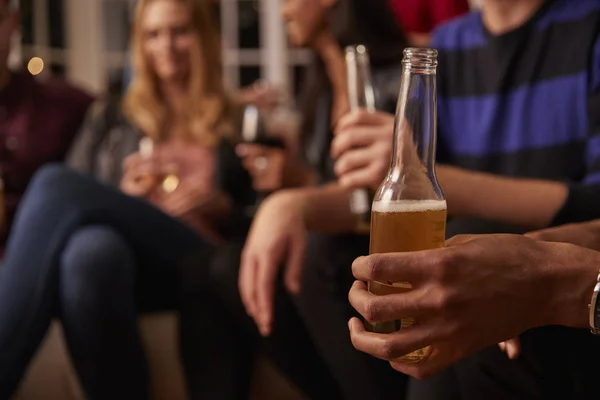 Amigos com bebidas desfrutando — Fotografia de Stock