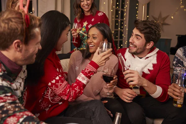 Freunde im festlichen Pullover feiern — Stockfoto