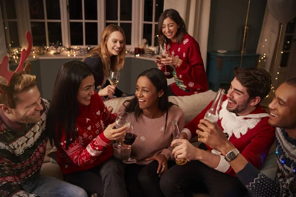 Gli amici in saltatori festivi festeggiano — Foto Stock