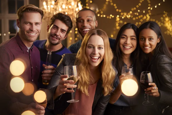 Portret van vrienden met dranken — Stockfoto