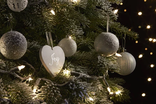 Décorations de Noël accrochées à un arbre — Photo