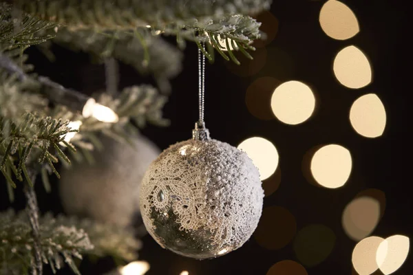 Χριστουγεννιάτικα στολίδια κρέμονται σε ένα δέντρο — Φωτογραφία Αρχείου