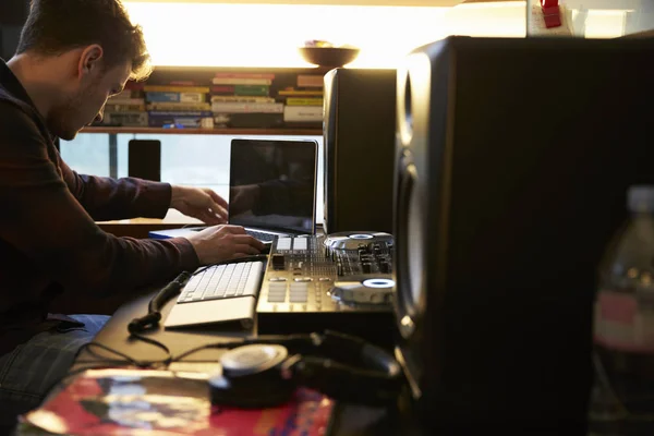 Jonge Man muziek componeren in slaapkamer — Stockfoto