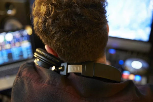 Joven mezclando música usando auriculares —  Fotos de Stock