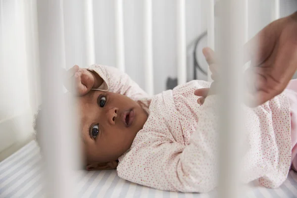 Meisje van de baby liggend In de kwekerij — Stockfoto