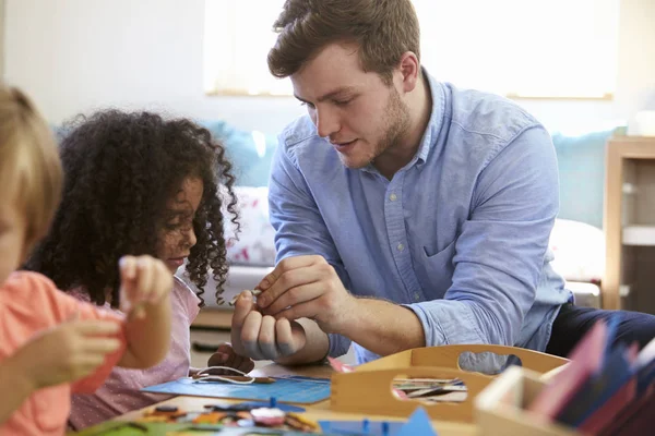 Insegnante e alunni nella scuola Montessori — Foto Stock