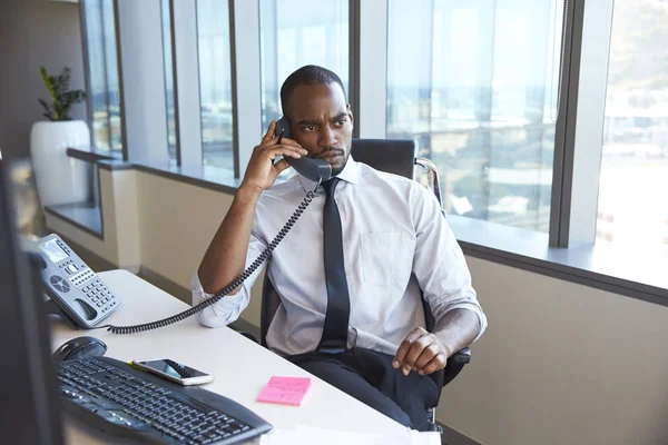 Hombre de negocios haciendo una llamada telefónica — Foto de Stock