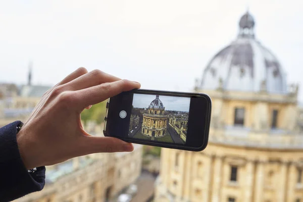 Turista tomando fotos de Radcliffe cámara —  Fotos de Stock