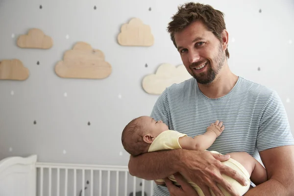 Yeni doğan bebek rahatlatıcı baba — Stok fotoğraf