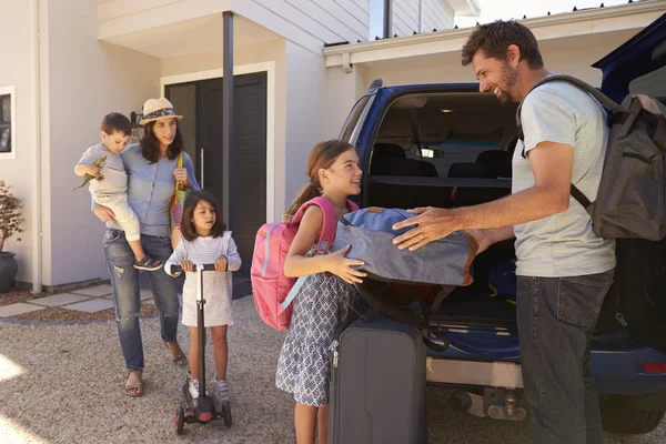 Familjens packning bil — Stockfoto