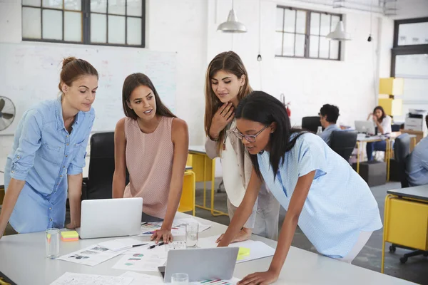 Team di lavoro femminile — Foto Stock