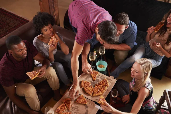 Jeunes adultes mangeant des pizzas — Photo