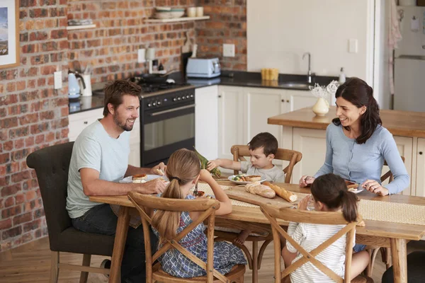 Aile yemek yeme — Stok fotoğraf