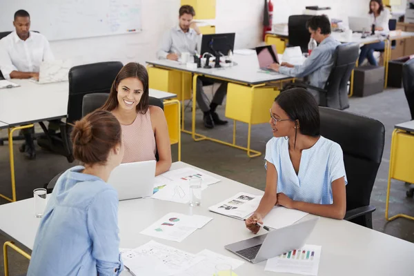 Unga kvinnliga business-team — Stockfoto