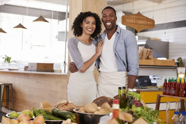 Pareja corriendo tienda de alimentos ecológicos —  Fotos de Stock