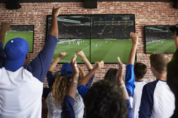 Amigos assistindo jogo — Fotografia de Stock