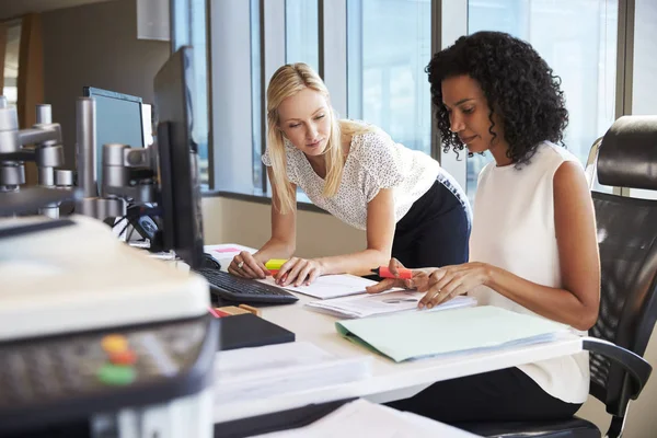 Affärskvinnor som arbetar på kontoret — Stockfoto