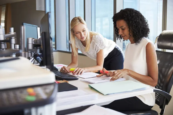 Empresarias que trabajan en la oficina — Foto de Stock