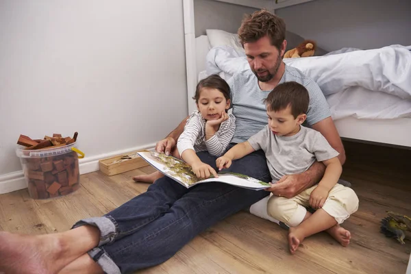 Padre leyendo cuento a los niños — Foto de Stock