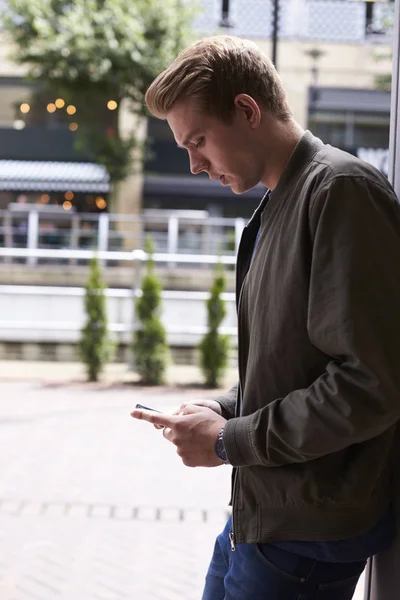 Man skicka textmeddelande — Stockfoto