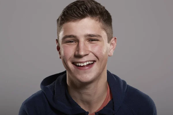 Adolescente chico sonriendo a cámara — Foto de Stock