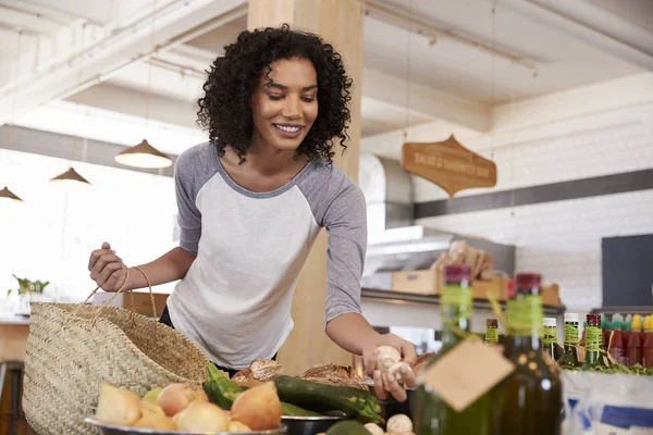 Mulher comprando para produtos orgânicos — Fotografia de Stock