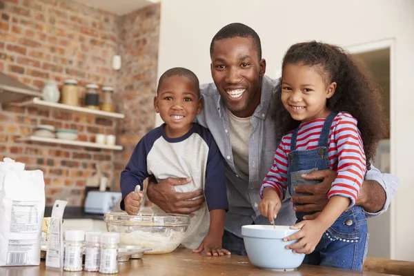 Vater und Kinder backen Kuchen — Stockfoto