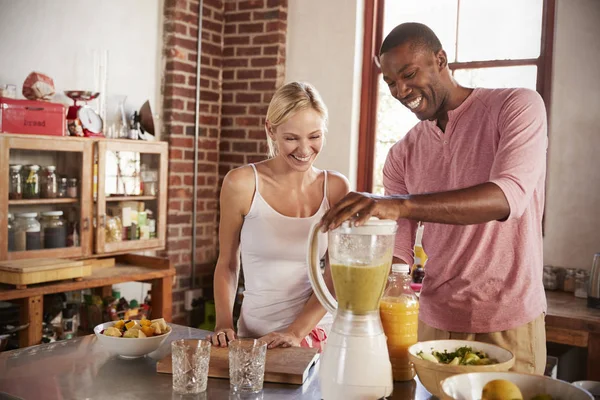 Pareja haciendo batidos — Foto de Stock