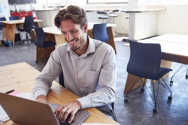 Junger Mann benutzt Laptop — Stockfoto