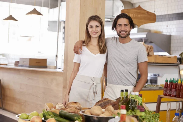 Couple Running magasin d'aliments biologiques — Photo