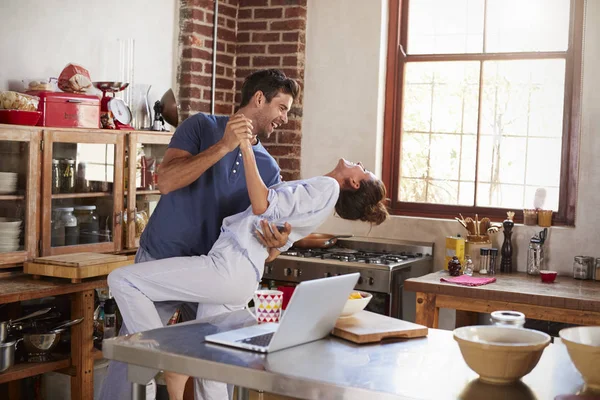 Pareja bailando en la cocina —  Fotos de Stock